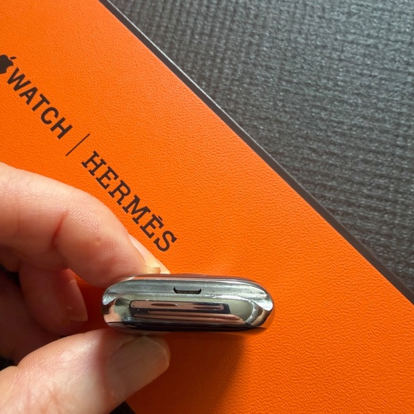 Apple Hermes Watch Series 9, GPS+Cellular, 41mm Stainless Steel Case - Picture 7 of 9